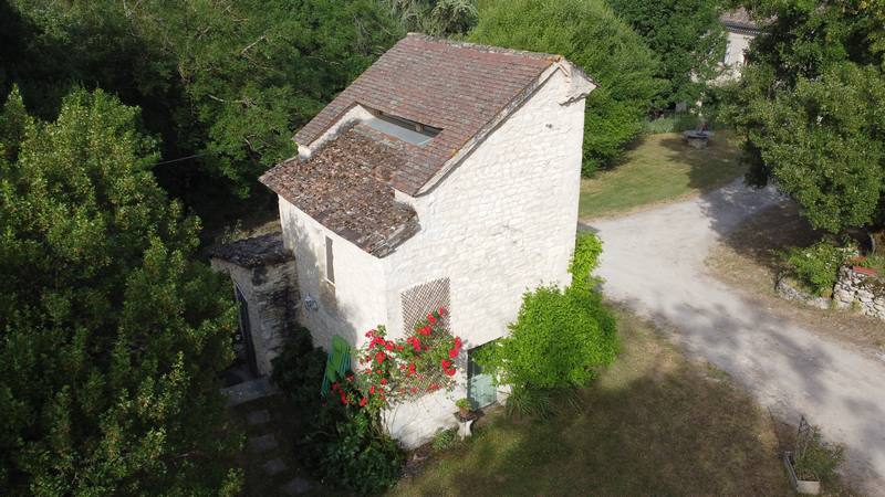DCIM100MEDIADJI_0180.JPG Notre pigeonnier typique du Quercy blanc vous propose un petit gîte atypique